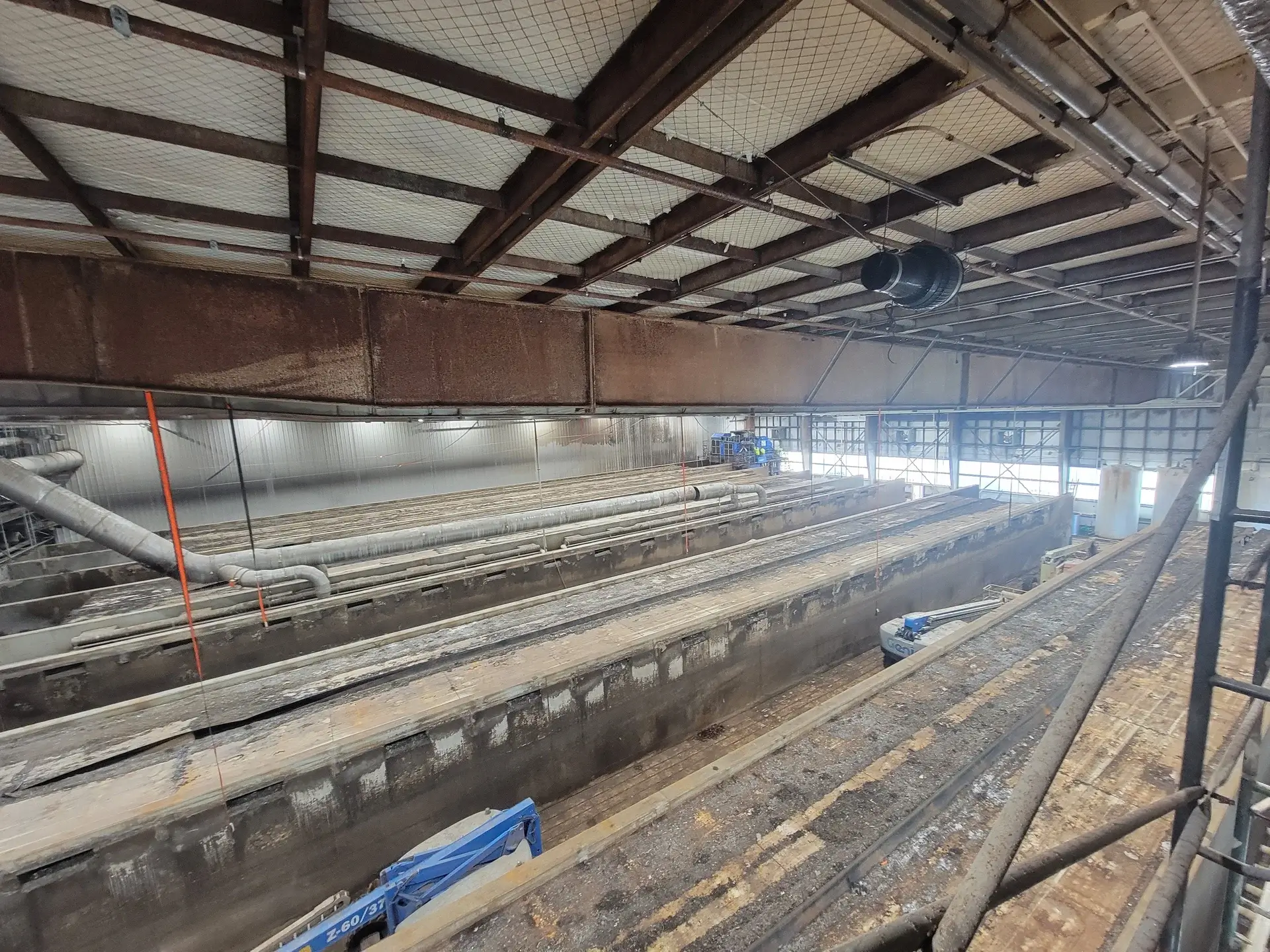 Chemical-resistant containment lining